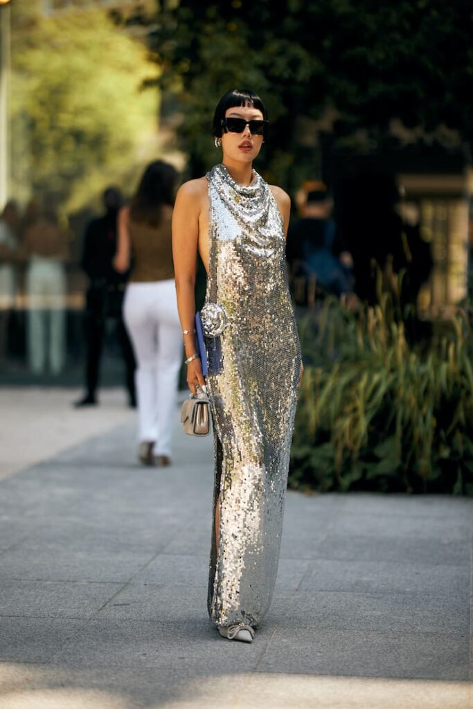 Ragazzo con abito in paillettes
