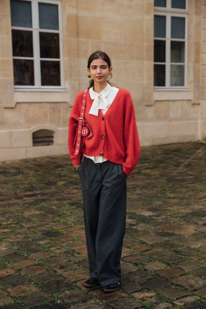 Una ragazza con i cardigan rosso