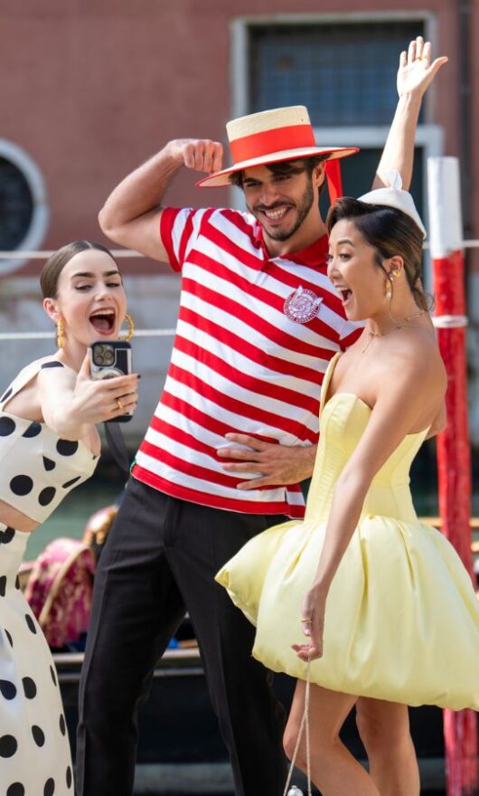 Altro che in Paris, Emily è ancora in Italy e dà lezioni di stile