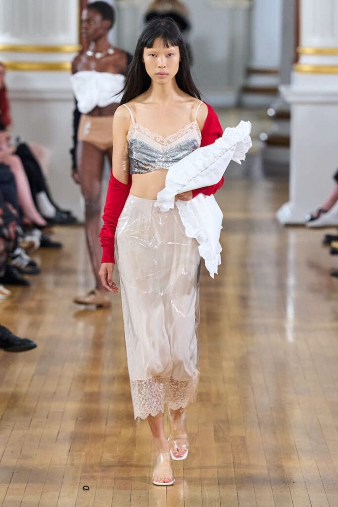 Modella della sfilata Simone Rocha