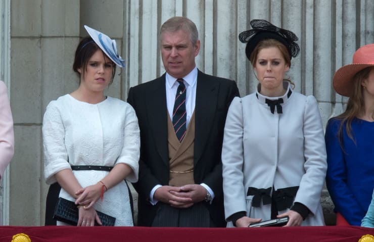 Andrea Mountbatten-Windsor con le figlie Eugenie e Beatrice