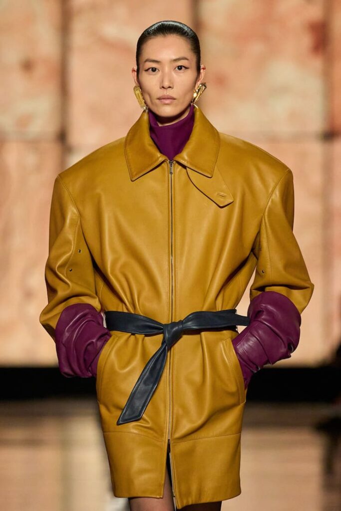 Modella alla sfilata Saint Laurent