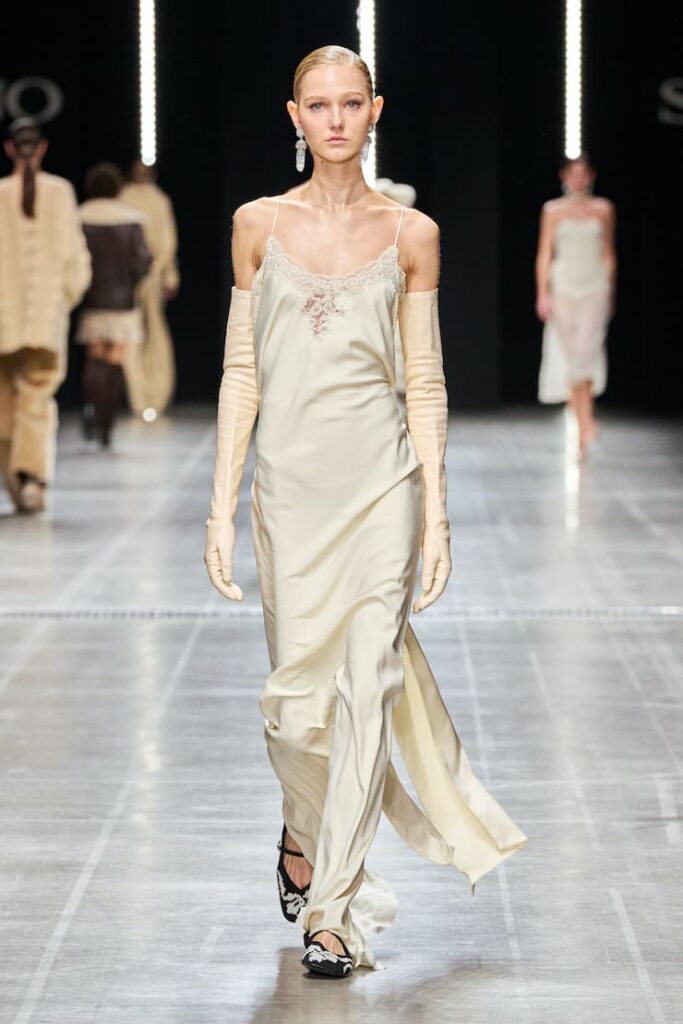 Modella con slipdress Ermanno Scervino