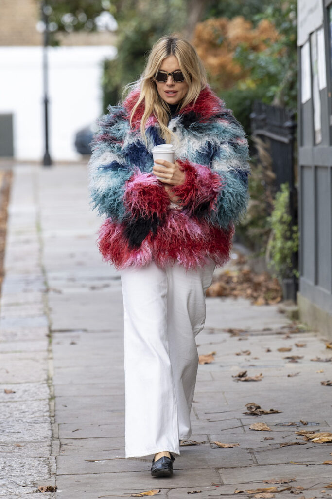 Sienna Miller con eco fur multicolor