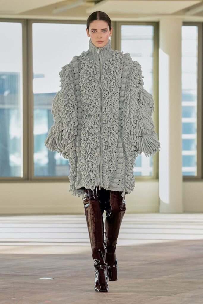 Modella con cappotto con funnel neck alla sfilata di Stella McCartney