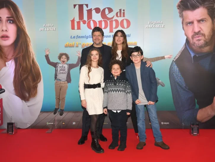 «Tre di troppo»: trama, cast e cosa ci racconta sulla genitorialità e tutte le sue sfide