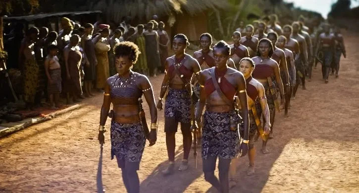 Una scena del film The Woman King con Viola Davis