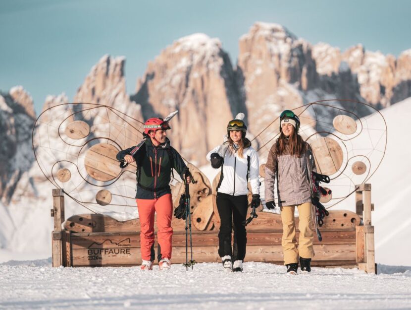 Panchina in legno, tra le opere di land art nella skiarea del Buffaure