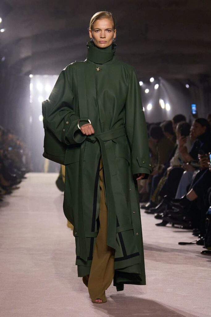 Modella sfila per Victoria Beckham con cappotto funnel neck