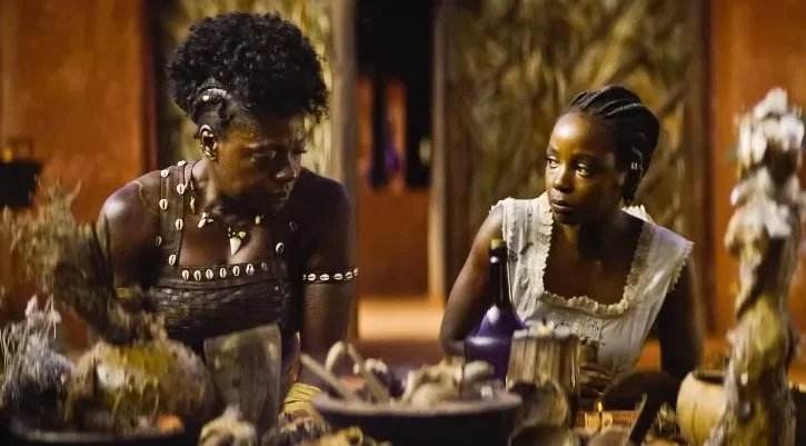 Viola Davis e Thuso Mbedu in una scena di The Woman King