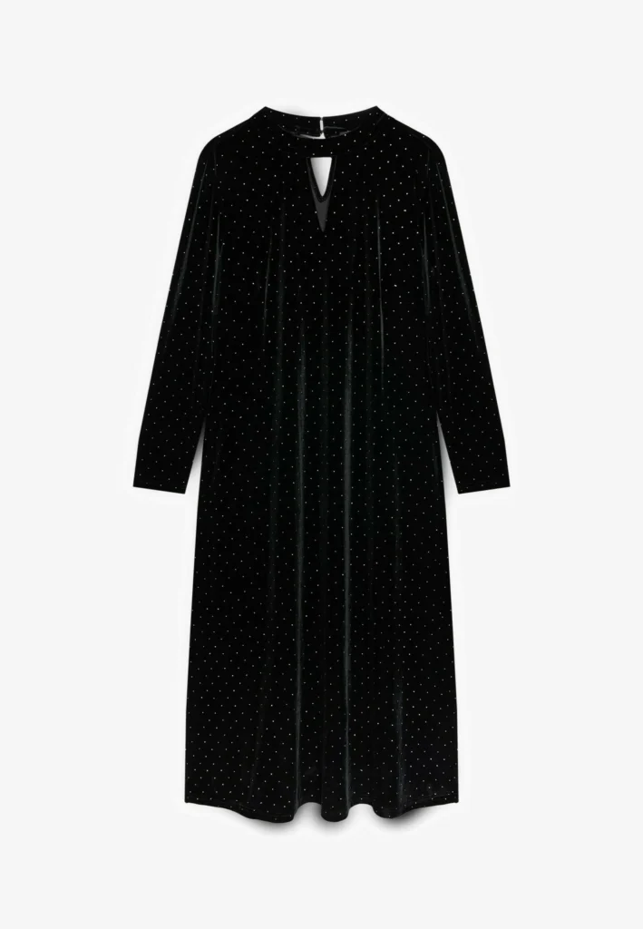 tendenze moda inverno 2026 vestito di velluto nero donna