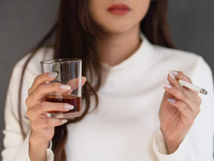 Policonsumo di sostanze: il nuovo allarme che riguarda sempre più donne