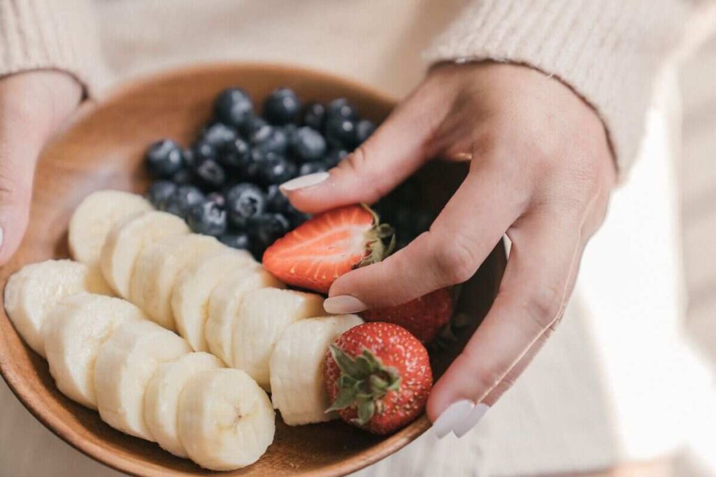 bowl con banana, fragole e mirtilli