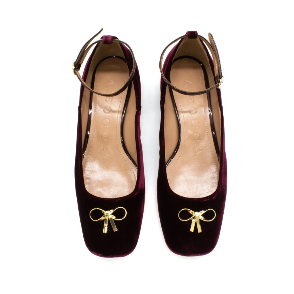 look natale tendenze accessori 2025 ballerine in velluto rosso