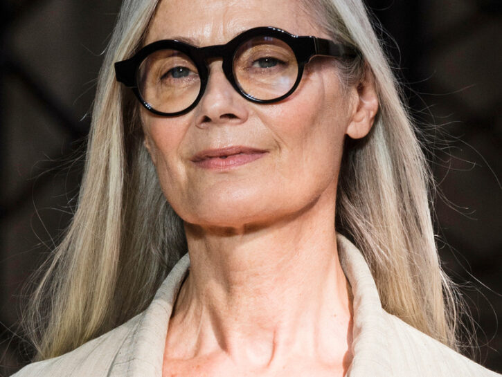 Come mantenere i capelli lucenti dopo i 60 anni