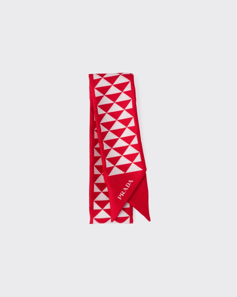 look natale tendenze accessori 2025 foulard rosso