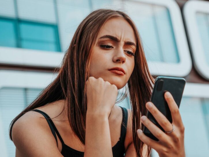 Cosa significa «Rage bait»? La parola dell’anno spiega perché sui social ci arrabbiamo sempre di più