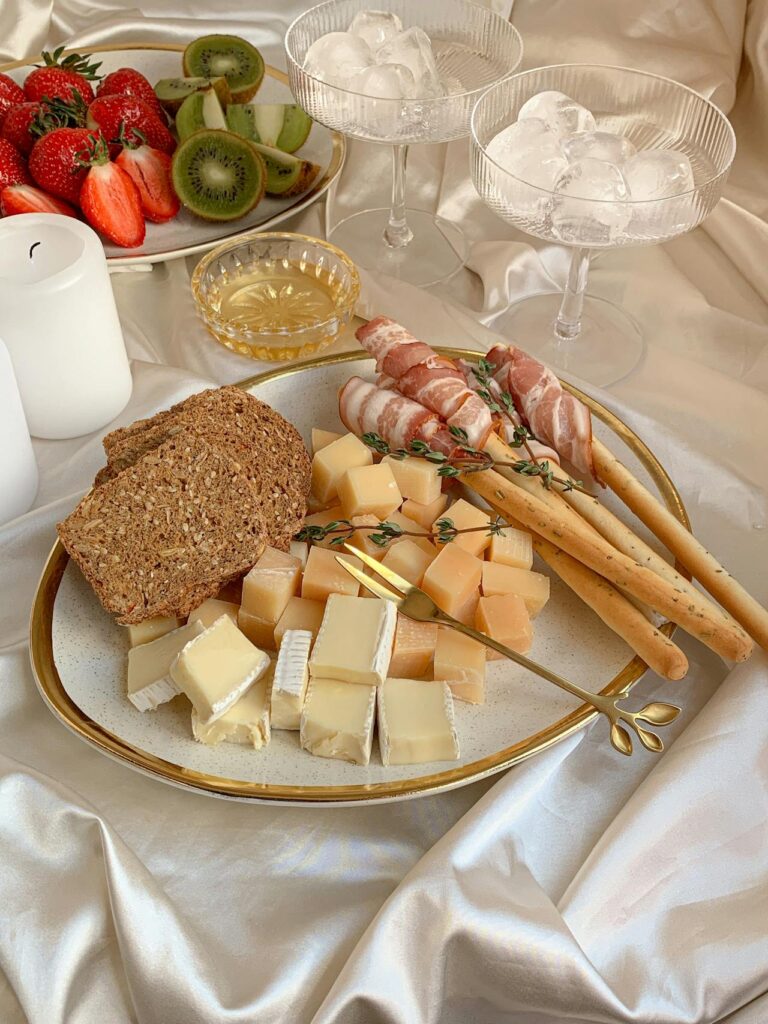 piatto con grissini, formaggi e drink