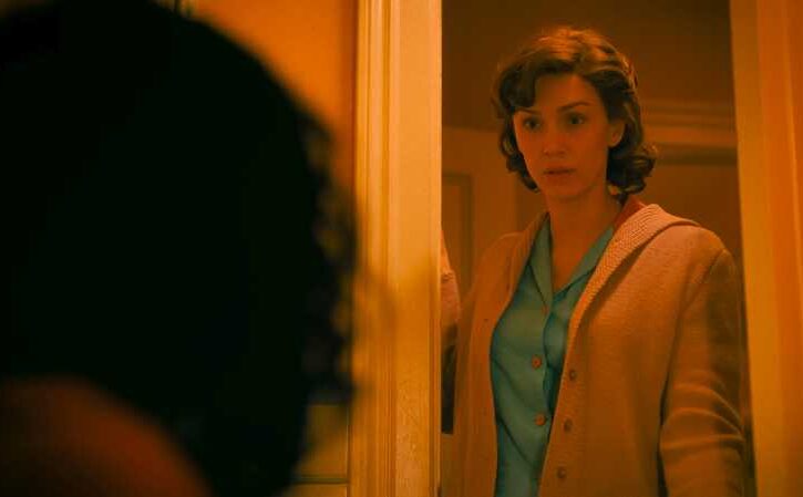 donna alla porta