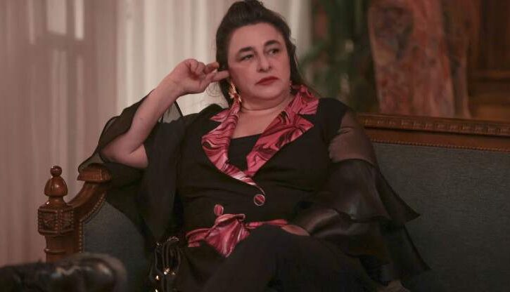 donna seduta si tiene l'orecchio
