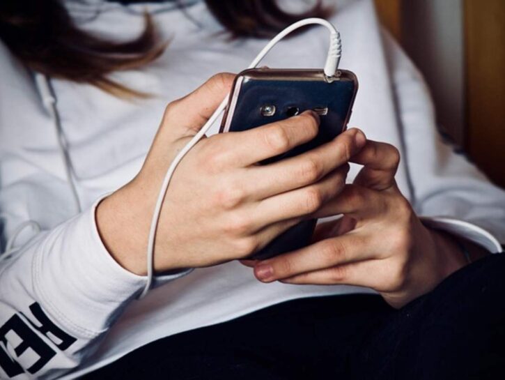 L'Australia vieta i social ai minori di 16 anni, è il primo Paese al mondo: presto anche in Italia?