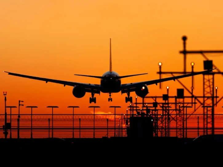 Viaggi aerei e inquinamento, il Paese che applica la prima “fuel tax” al mondo