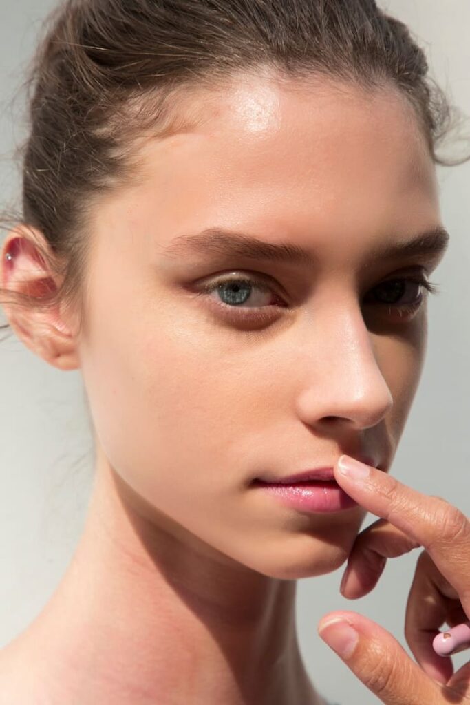 ragazza esegue skincare