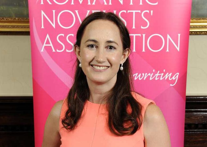 sophie kinsella sorride in posa