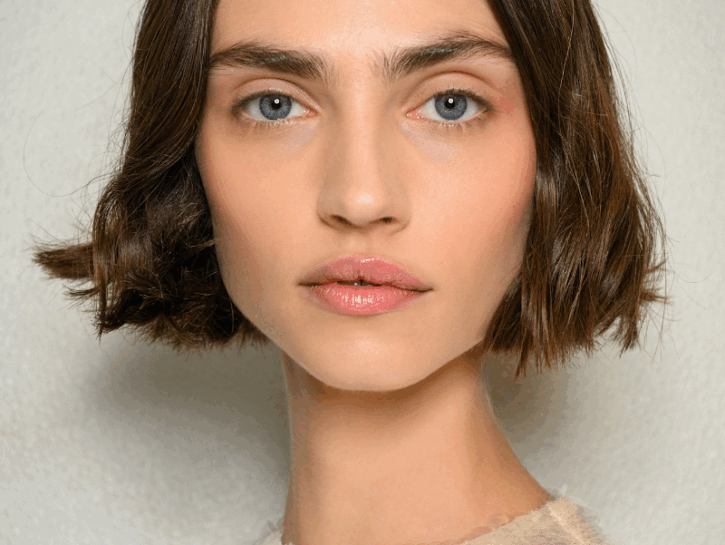 Come dare volume a un caschetto piatto