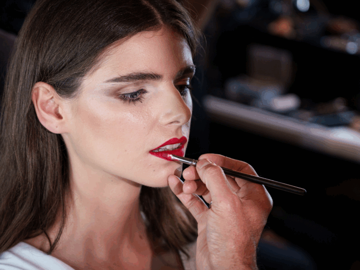 Come preparare le labbra al rossetto (anche se sono screpolate)