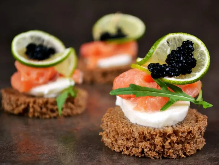 Trota salmonata, mozzarella e caviale nero: antipasto raffinato e sorprendente
