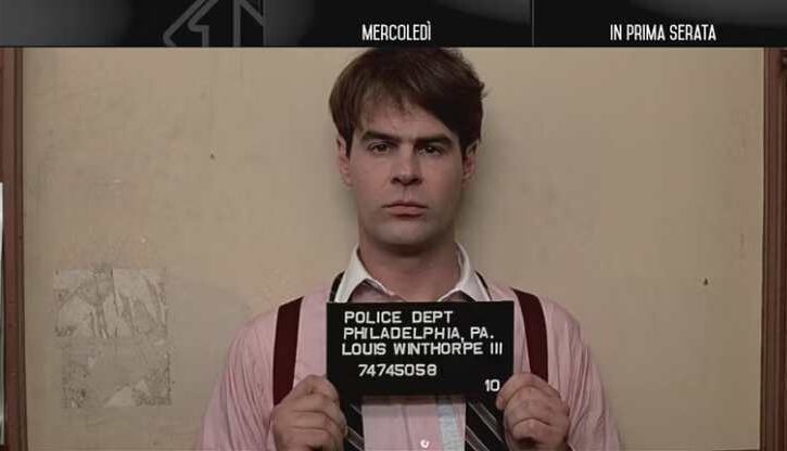 dan akroyd con un cartello segnaletico