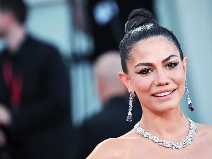 L'attrice Demet Özdemir sorridente a Venezia