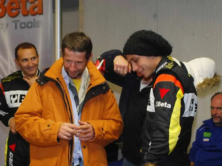 Perché Valentino Rossi ha denunciato la compagna del padre? L'accusa di circonvenzione di incapace, non è l'unico tra i vip