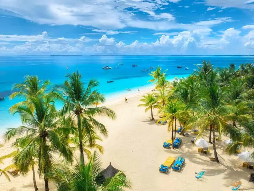 Vista dall'alto su una spiaggia di Zanzibar