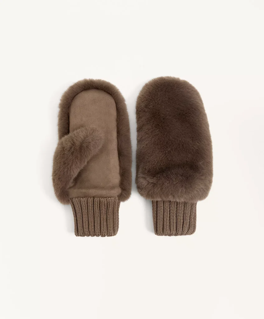 tendenza accessori inverno 2026 muffole guanti donna