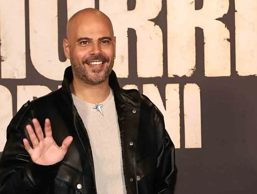 Il regista e attore Marco D'Amore saluta durante la conferenza stampa di presentazione di Gomorra - Le Origini