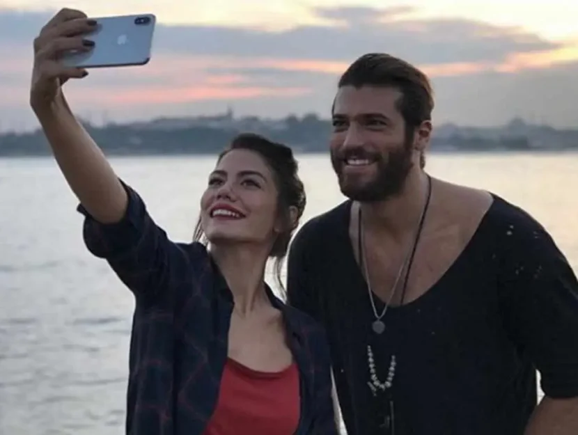 Demet Özdemir e Can Yaman si scattano un selfie sul set di DayDreamer