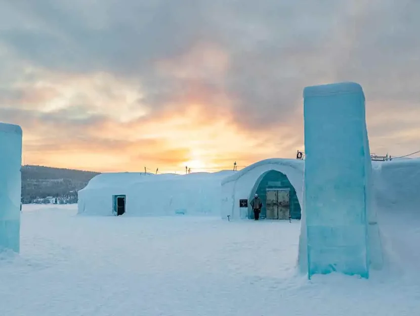 L'ICEHOTEL nella Lapponia svedese all'alba
