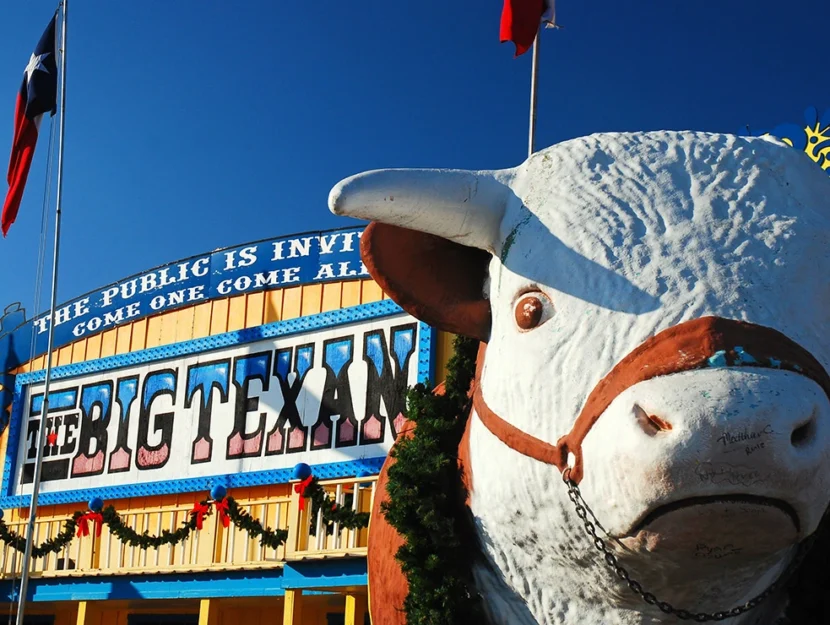 Una grande mucca si trova di fronte al ristorante Big Texan, una famosa steakhouse lungo la Route 66 ad Amarillo, Texas
