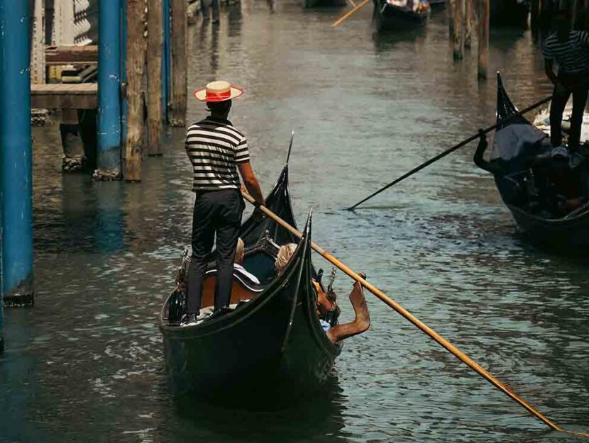 Gondolieri a Venezia trasportano turisti