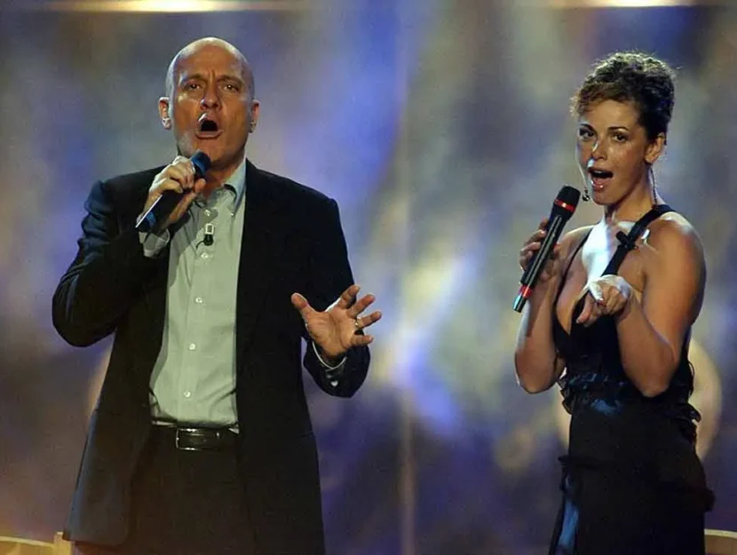 Clauduio Bisio e Vanessa Incontrada cantano sul palco dello Zelig bel 2005