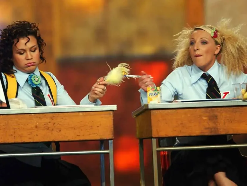 Katia e Valeria seduti sui banchi di Zelig durante l'edizione 2005