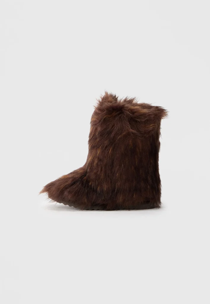 stivali di pelliccia tendenza scarpe moda inverno 2026