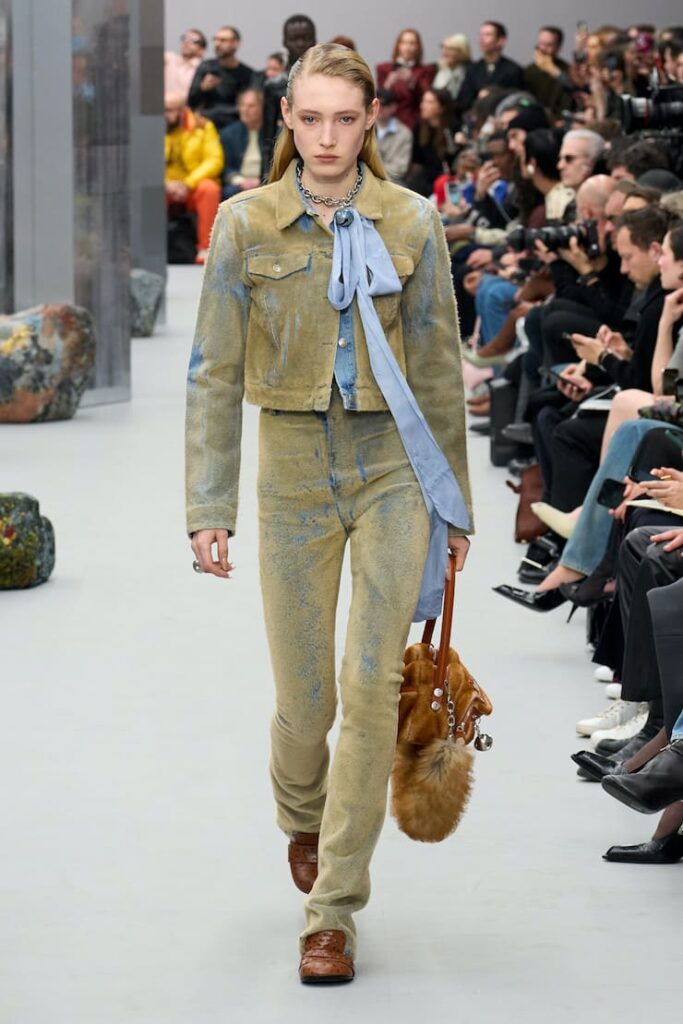 Modella alla sgilata di Acne Studios