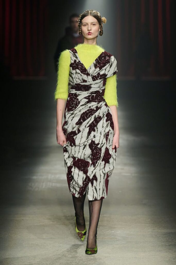 Modella con maglione neon alla sfilata di Antonio Marras