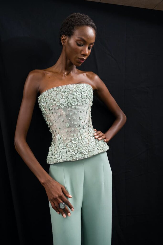 Modella con corsetto Armani Privé