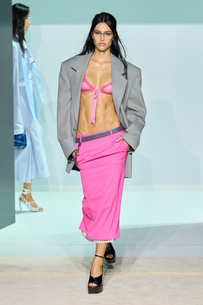 Modella con gonna in rosa evidanziatore da The Attico