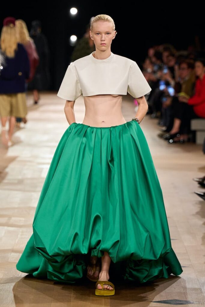 Modella con gonna vaporosa alla sfilata di Balenciaga