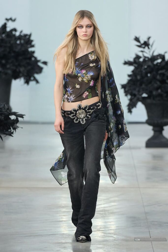 Modella con pantaloni a vita bassa alla sfilata Blumarine